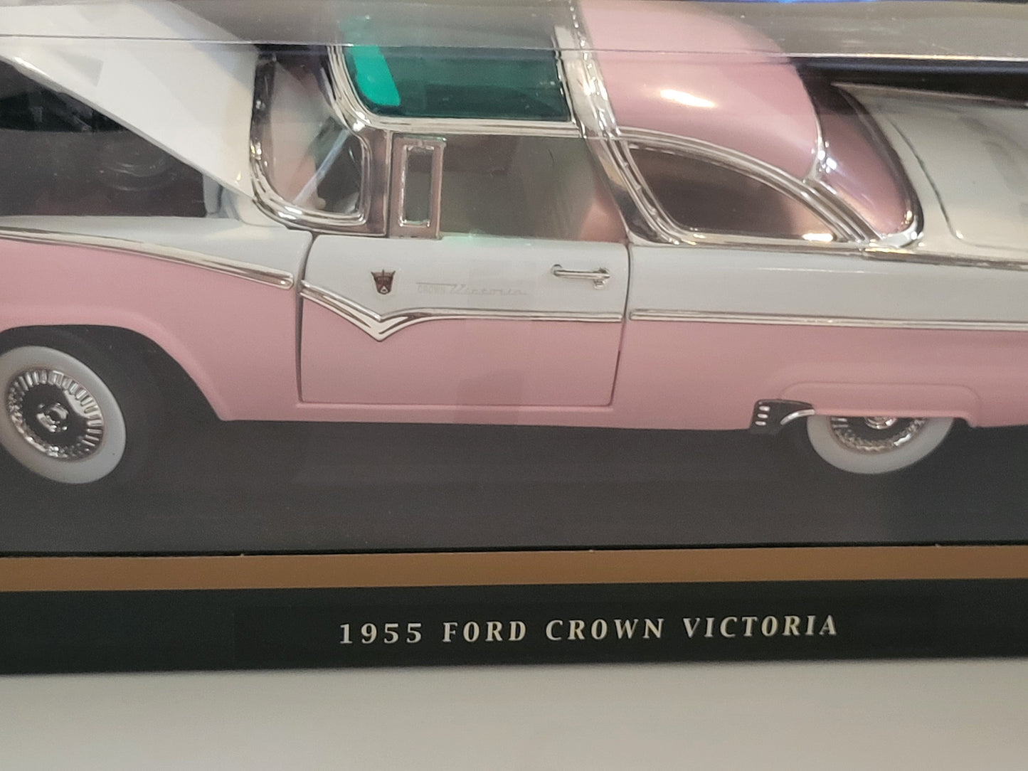 1955 Ford Crown Victoria The Icon of American Elegance -1:18 Scale Die-Cast Mod